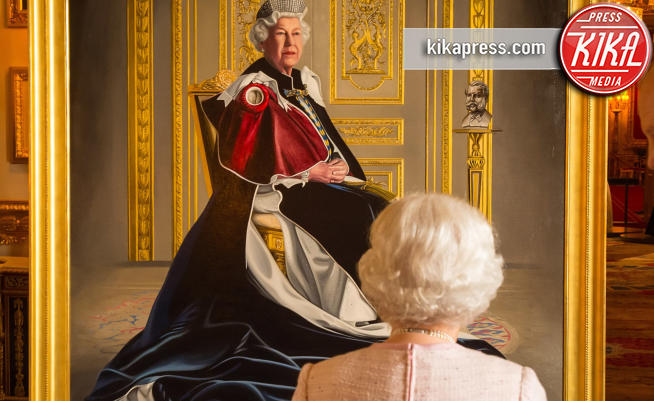 Regina Elisabetta II - Windsor - 14-10-2016 - Sua maestà Regina Elisabetta, le piace il ritratto?    