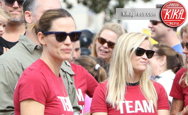 Reese Witherspoon, Jennifer Garner - Los Angeles - 16-10-2016 - Reese Witherspoon e Jennifer Garner in prima fila contro la SLA