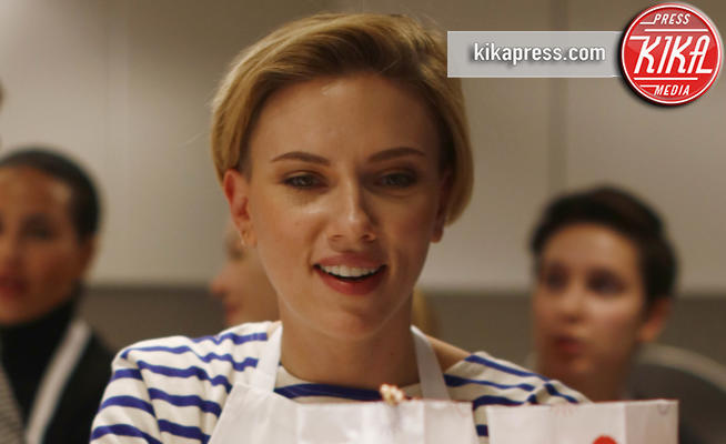 Scarlett Johansson - Parigi - 22-10-2016 - Scarlett Johansson si dà alla vendita di pop corn a Parigi