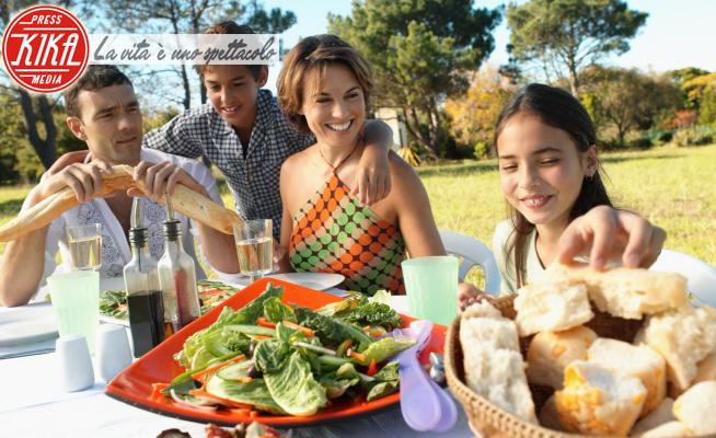 Family eating meal in garden - 16-05-2017 - La dieta per perdere cinque chilogrammi in vacanza