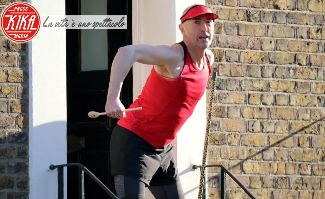 Lezione di ginnastica, Simon Garner, Fitness - 01-04-2020 - Coronavirus, la ginnastica? Si fa sulla porta di casa 