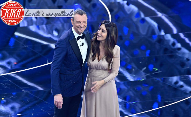 Amadeus, Sabrina Ferilli - Sanremo - 05-02-2022 - Sanremo 2022: la diretta della serata finale