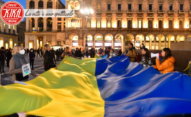 Manifestazione contro la guerra in Ucraina - Milano - 02-03-2022 - Le manifestazioni pro Ucraina si trasformano in presidio