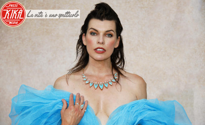 Milla Jovovich - Cannes - 27-05-2022 - Cannes 2022, l'amfAR Gala porta la delizia al Cap-Eden-Roc 