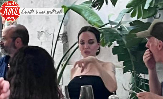 Angelina Jolie - Roma - 15-06-2022 - Angelina Jolie a Roma, buon pranzo a Casa Coppelle!