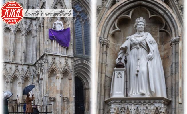 Cattedrale di York, Statua Regina Elisabetta II, Re Carlo III - York - 10-11-2022 - Regina Elisabetta II, la prima statua in suo onore è a York