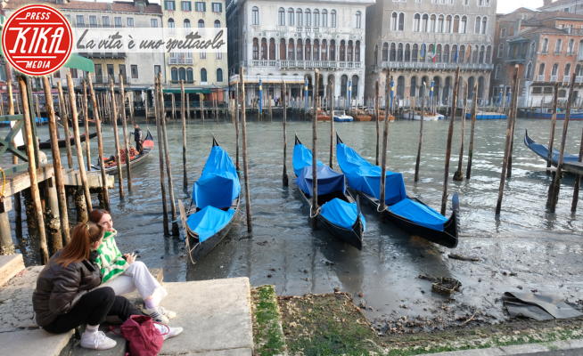bassa marea - Venezia - 20-02-2023 - La bassa marea a Venezia crea seri problemi alla navigazione