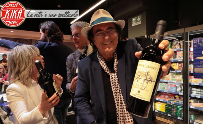 Albano Carrisi, Al Bano - Torino - 27-03-2023 - Prima del live, Al Bano porta a Torino il suo vino: salute!